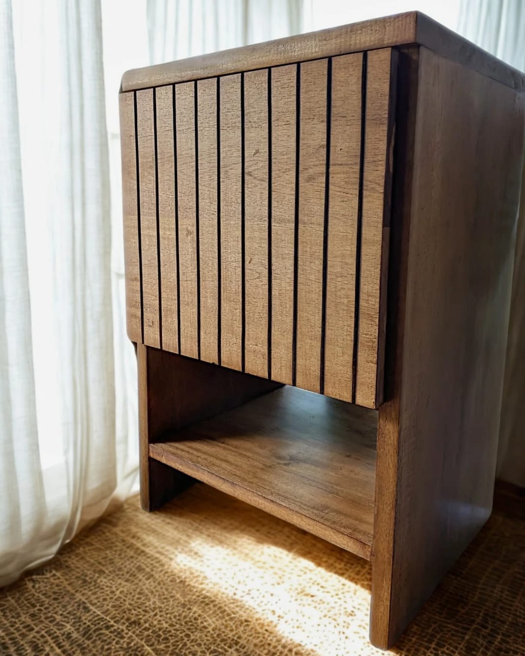 Mesa de Noche “Selva” – Mueble Artesanal en madera local